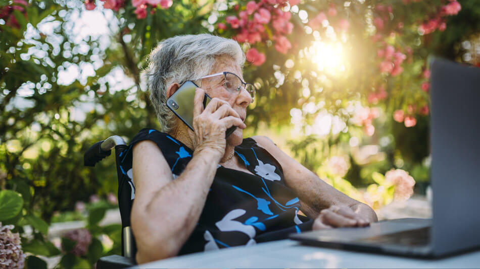 mujer hablando por teléfono en el exterior