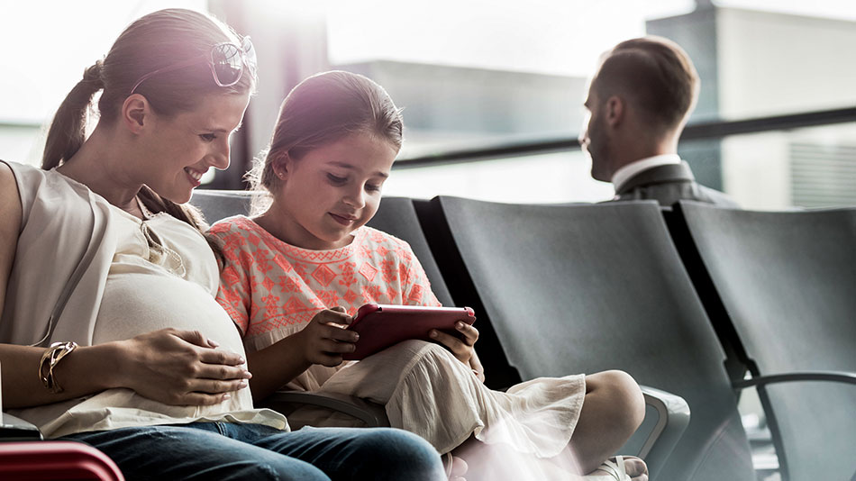 Service-Provider-Familie mit Tablet am Flughafen