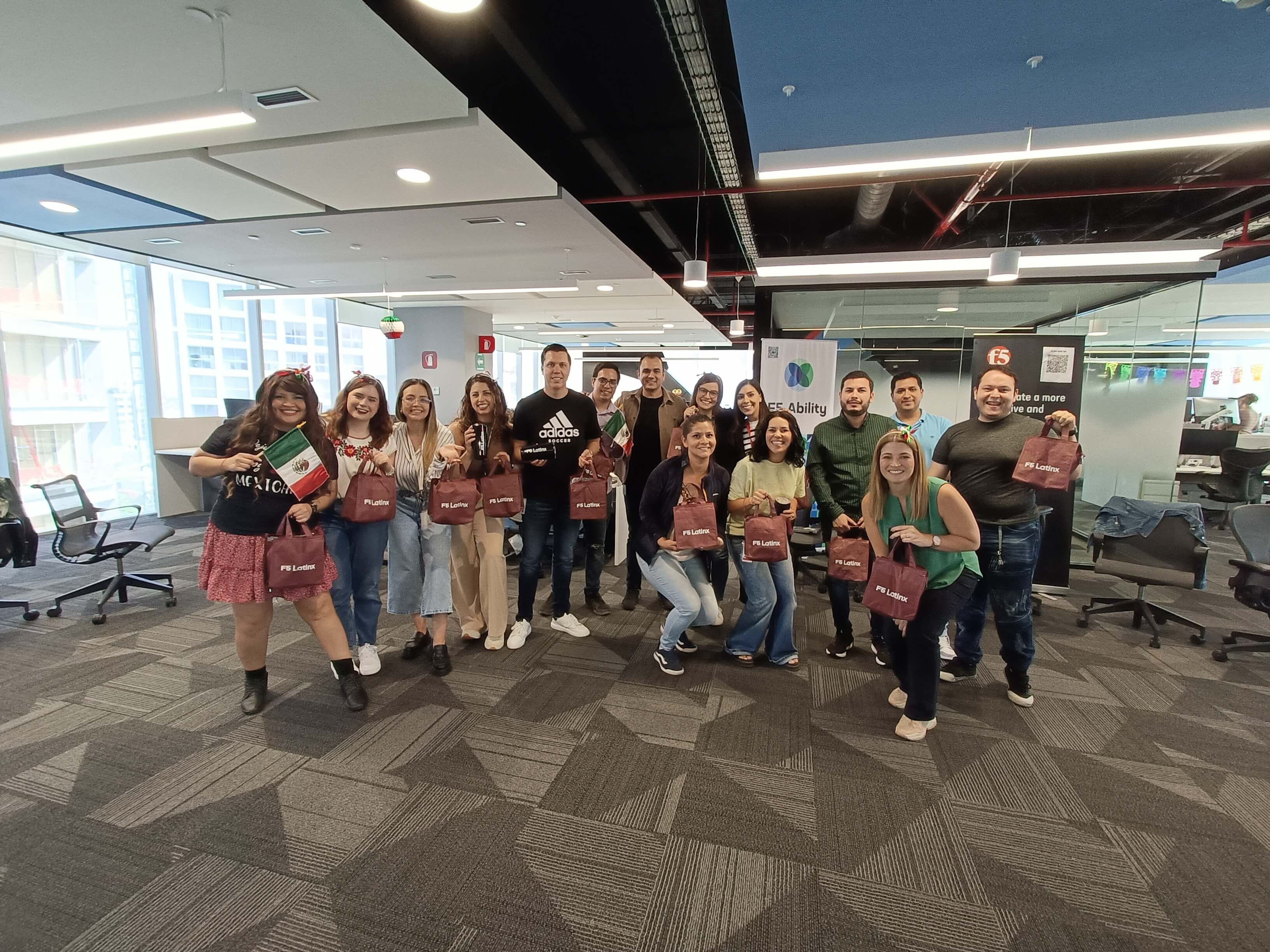 Los miembros del EIG Latinx de F5 se reúnen en la oficina de Guadalajara para conmemorar el Día de la Independencia de México como parte de las celebraciones del Mes de la Herencia Hispana del EIG, que duran un mes.