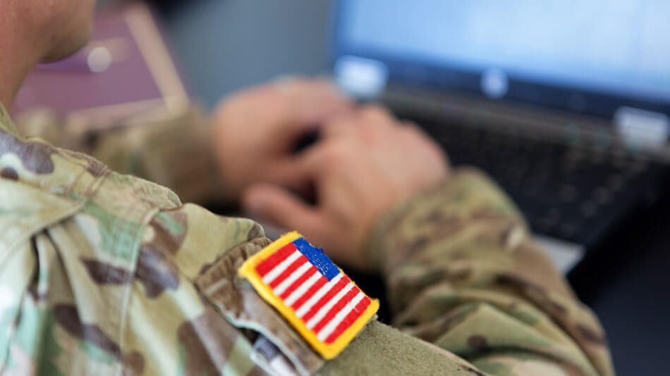 미군 병사의 어깨에 걸린 국기 클로즈업