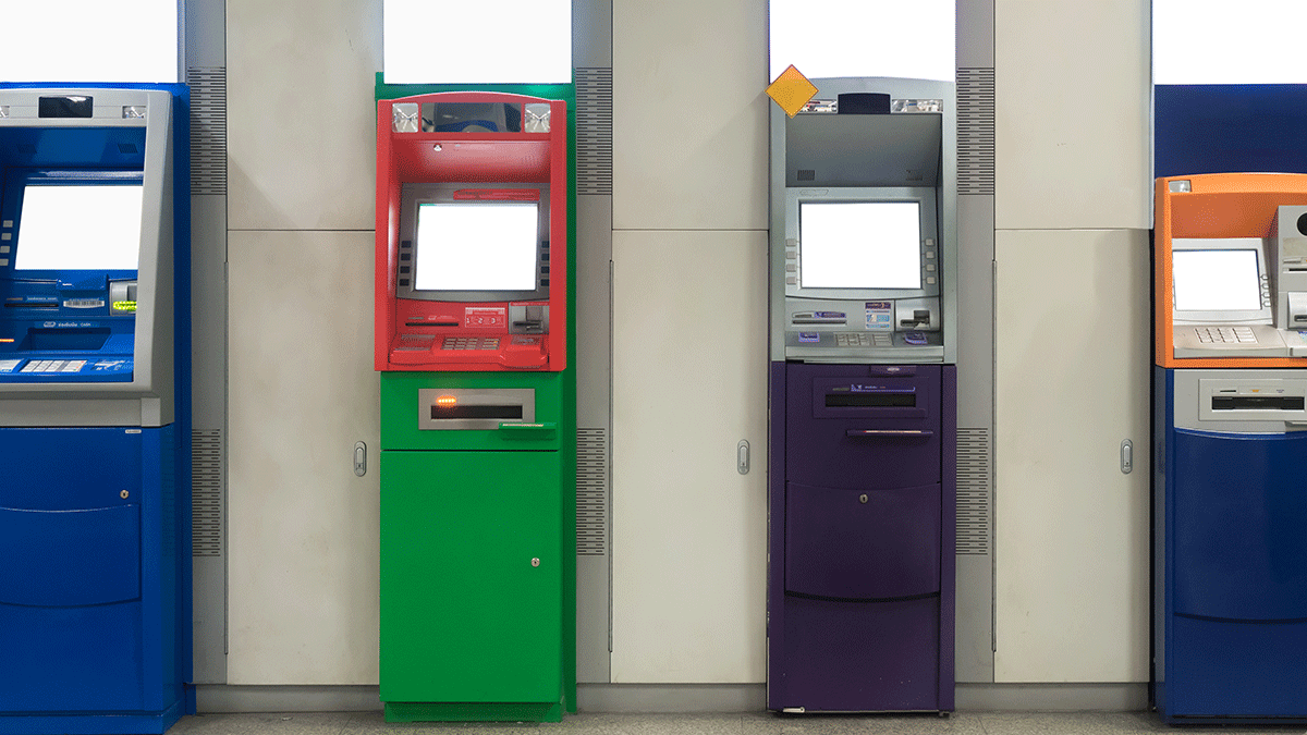 Quatro caixas eletrônicos em uma estação de metrô